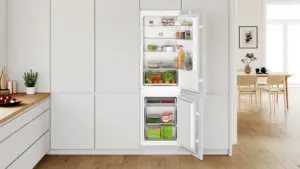Bosch Serija 2 Įmontuojamasis šaldytuvas-šaldiklis su šaldiklio skyriumi apačioje 177.2 x 54.1 cm slankiojantis vyris