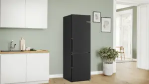 Bosch Serija 4 Laisvai statomas šaldytuvas-šaldiklis su šaldiklio skyriumi apačioje 186 x 60 cm Juodas šlifuotas plienas, atsparus pirštų atspaudams