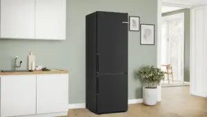 Bosch Serija 4 Laisvai statomas šaldytuvas-šaldiklis su šaldiklio skyriumi apačioje 203 x 70 cm Juodas šlifuotas plienas, atsparus pirštų atspaudams
